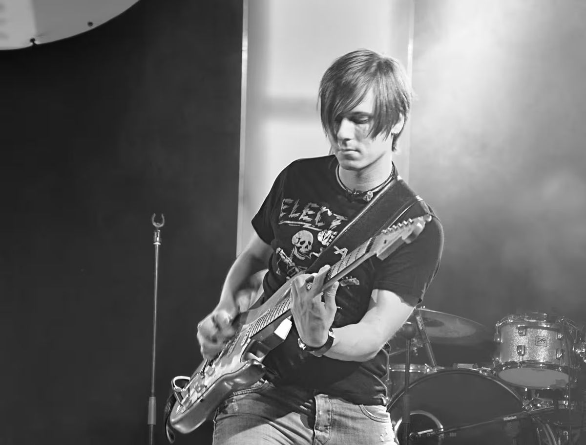 Matthias Lohwasser spielt Gitarre